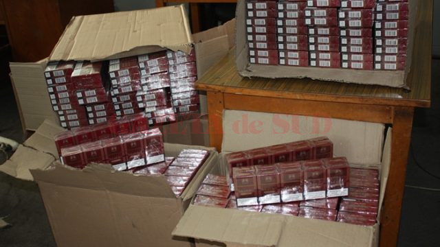 Oamenii legii au găsit în mașina bărbatului aproape 4.000 de pachete de țigări de contrabandă (Foto: arhiva GdS)