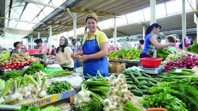 Mariana Firu are legume româneşti, însă se plânge că trebuie să le vândă la preţuri mici (Foto: Bogdan Grosu)
