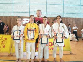 Sportivii antrenați de Mihai Voinea (centru) și Adrian Nicola au câștigat patru medalii la Baia Mare