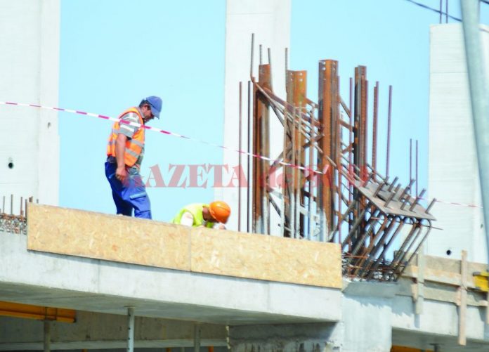 muncitori-constructii-stadion-netu