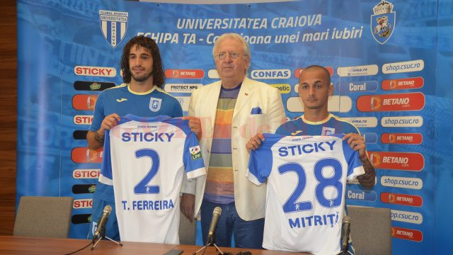 Tiago Ferreira (stânga) și Alex Mitriță și-au ales numerele cu care vor juca la CS Universitatea Craiova (Foto: Alexandru Vîrtosu)