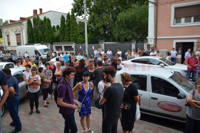 Ieri, absolvenți de liceu au susținut examenul de admitere la Universitatea de Medicină din Craiova, concurența a fost mare, la fel și emoțiile