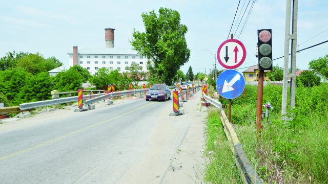 Lucrările de reabilitare a podului de la Malu Mare trebuia  începute pe 3 iulie, dar constructorul nu a dat încă nici un semn administratorului drumului (Foto: arhiva GdS)