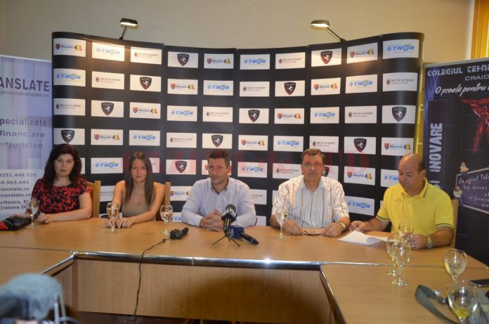 Jean Viorel Nicola (centru) şi o parte din colaboratorii săi au anunţat demararea şcolii milaneze de fotbal în Bănie (Foto: Alexandru Vîrtosu)