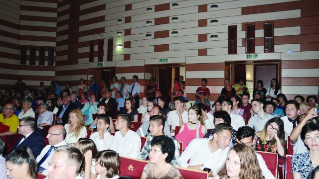 Elevii olimpici de la Școala gimnazială „Elena Farago“ din Craiova au fost prezenți la Festivitatea de premiere a Consiliului  Local, fiind îmbrăcați în cămăși albe, dar nu s-au regăsit printre premianți