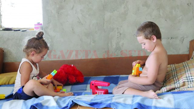 Gabriela şi Dănuţ se bucură împreună de puţinele jucării  pe care le au