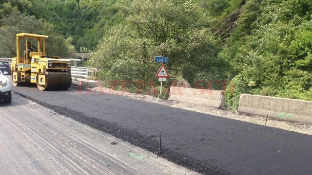 Se toarnă ultimii kilometri de asfalt în Defileul Jiului