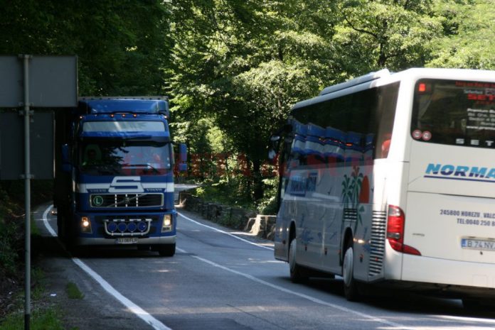 Tiriştii riscă să rămână fără permis în Defileul Jiului dacă nu respectă restricţiile de tonaj (Foto: Arhiva GdS)