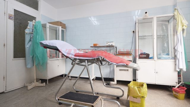 Una dintre sălile de operație ale Clinicii de Dermatologie în care medicii lucrează pe o masă de operație improvizată (FOTO: Bogdan Grosu)