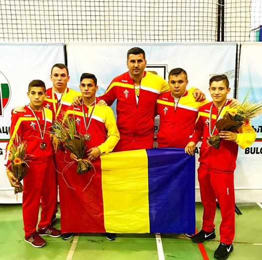Trei sportivi români au luat medalii, de bronz, la Europenele de juniori. Unul dintre ei este craioveanul Cosmin Toboșaru (al treilea din stânga)