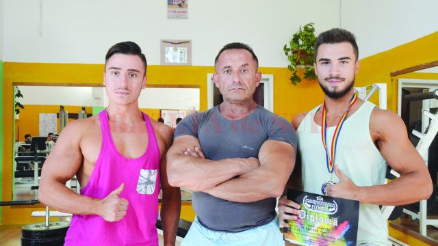 Antrenorul Costel Torcea se mândrește cu Paul Dîlganu (stânga) și Sebastian Pană (Foto: Alexandru Vîrtosu)