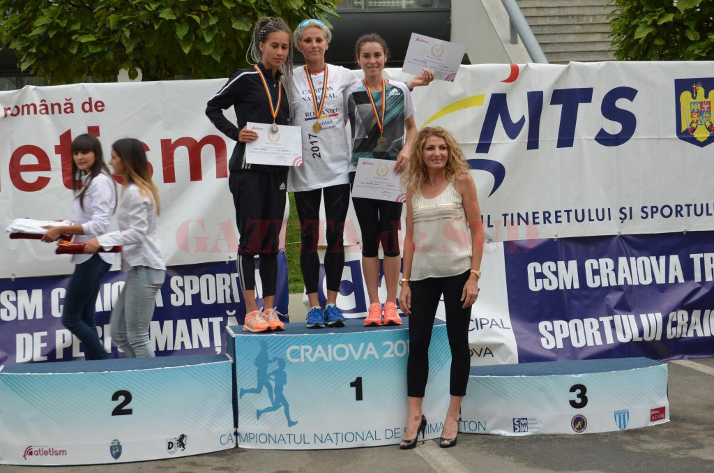 Ancuţa Bobocel (centru), de la CS Universitatea Craiova, a cucerit primul său titlu naţional la semimaratonAncuţa Bobocel (centru), de la CS Universitatea Craiova, a cucerit primul său titlu naţional la semimaraton
