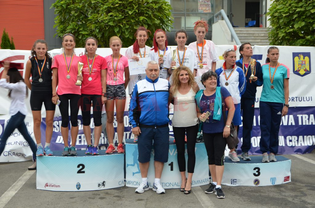 Aur pentru Pandurii Târgu Jiu, bronz pentru CSM Craiova. Campioana olimpică Constantina Diţă (foto centru jos) a făcut premierea