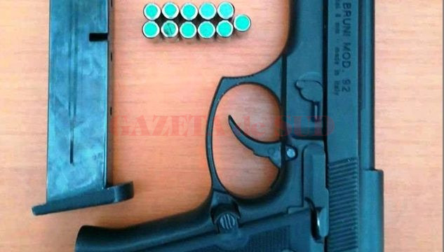 Polițiștii de la Serviciul Arme au ridicat pistolul și muniția găsite în mașina craioveanului de 37 de ani