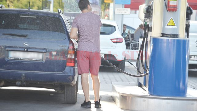Craiovenii care au alimentat ieri la benzinării au plătit mai mult decât săptămâna trecută (FOTO: Claudiu Tudor)