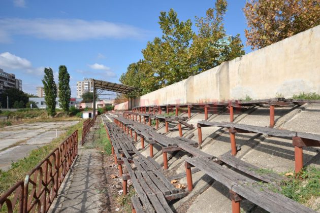 Stadionul Tineretului din Craiova, bun al CJ Dolj evaluat la 11 milioane de euro, este disputat politic de PNL și PSD. Arena zace în paragină de mai bine de 15 ani.