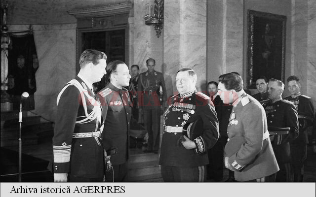 Foto: Agerpres - Ceremonia decorării Regelui Mihai I cu cel mai înalt ordin sovietic, ordinul Victoria, în iulie 1945. Distincția i-a fost înmânată de către mareșalul URSS F.I. Tolbuhin