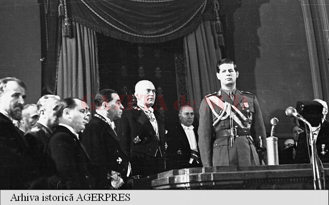 Foto: Agerpres - Regele Mihai I (1927-1930; 1940-1947) la deschiderea lucrărilor Parlamentului. Alături de rege se află premierul Petru Groza și alți membri ai guvernului condus de acesta
