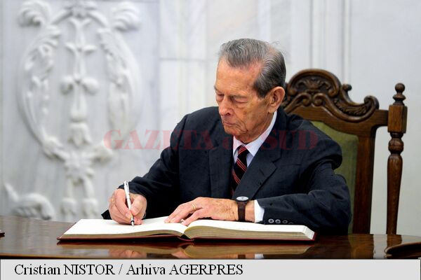 Foto: Agerpres - Majestatea Sa Regele Mihai I semnează în Cartea de Onoare a Camerei Deputaților, la finalul discursului susținut în cadrul ședinței Camerelor reunite ale Parlamentului cu prilejul aniversării a 90 de ani de viață 