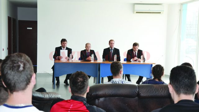 Dumitru Barbu (stânga), Costin Nanu, Paul Răducan şi Doru Stoica au semnat parteneriatul în faţa studenţilor de la FEFS (Foto: Alexandru Vîrtosu)
