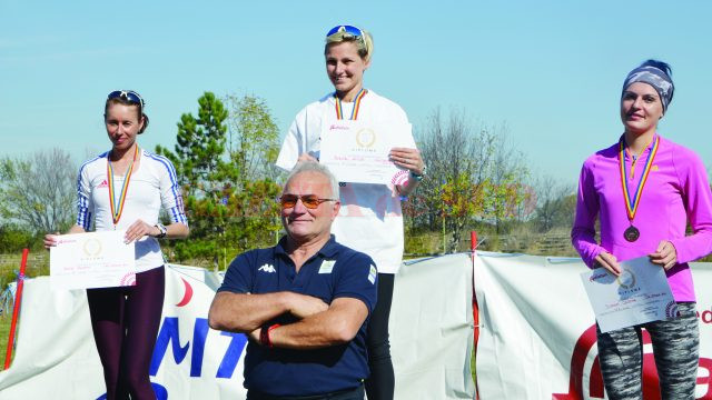 Ancuţa Bobocel a cucerit în această toamnă două titluri naţionale la Craiova, la semimaraton şi cros. Acum, sportiva a fost premiată de antrenorul său, Marin Istrate. (FOTO: Daniela Mitroi-Ochea)