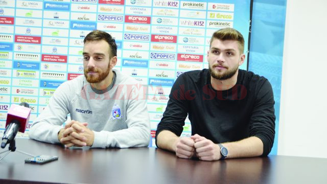 Jucătorii Bjorn Hohne (stânga) şi Răzvan Olteanu sunt pregătiţi să învingă pe Dinamo (FOTO: Claudiu Tudor)