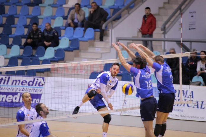 Germanul Hohne (nr 2, stânga) a făcut un joc bun la primul său meci oficial în tricoul Craiovei (Foto: Lucian Anghel)