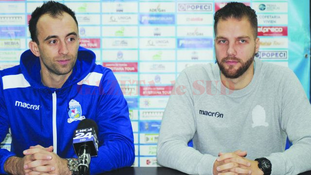 Bogdan Ene (stânga) şi Ionuţ Teleleu au prefaţat partida cu U Cluj