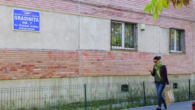 DSP Dolj a dispus suspendarea activității pentru Grădinița cu program normal nr. 7 Craiova, care funcționează în blocul S33 din cartierul 1 Mai (Foto: Lucian Anghel)