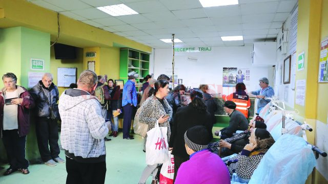Unitatea de Primiri Urgențe din cadrul SJU Craiova era și ieri la prânz plină de pacienți (Foto: Lucian Anghel)