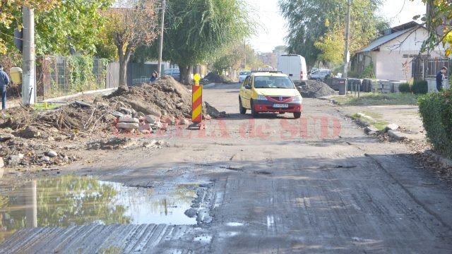 Pe strada Toporași se circula, săptămâna trecută, printre gropi și grămezi de resturi și materiale de construcții (FOTO: Claudiu Tudor)