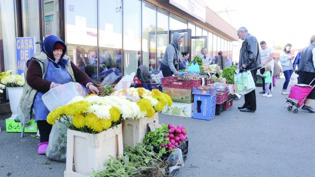 În Piața din Valea Roșie, produsele sunt expuse pe trotuar (Foto: Lucian Anghel)
