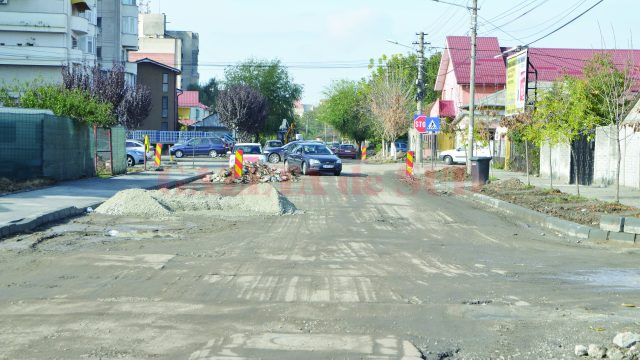 Strada Toporași a fost decopertată în urmă cu trei săptămâni, dar constructorii nu au mai revenit să toarne stratul de asfalt (FOTO: Claudiu Tudor)