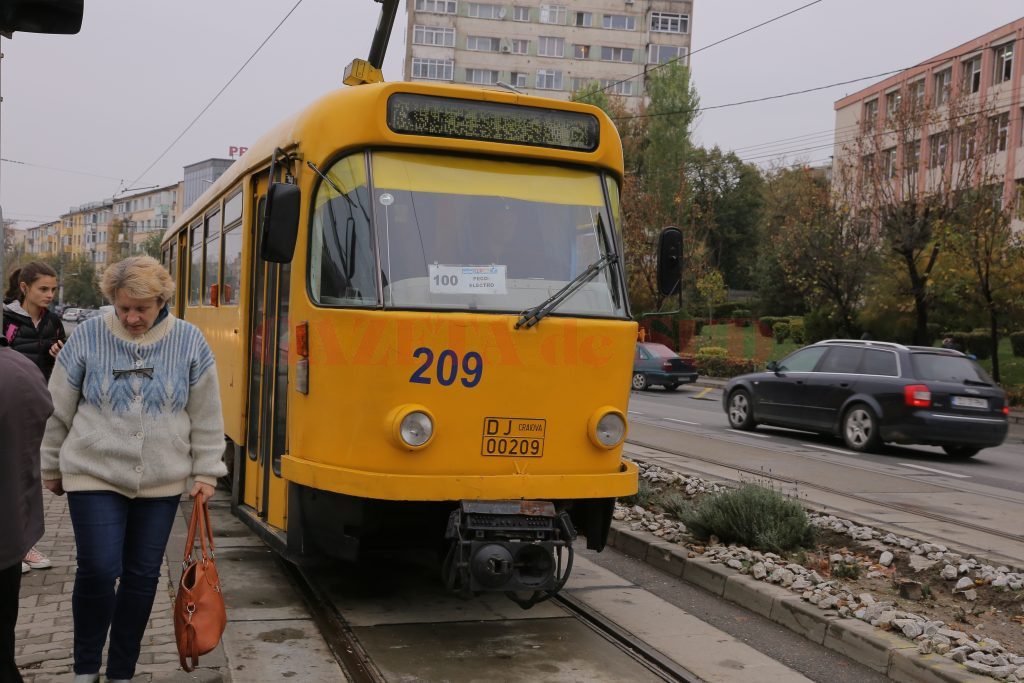 Craiovenii vor circula încă mult timp cu tramvaiele actuale, vechi de peste 35 de ani şi depăşite fizic şi moral 