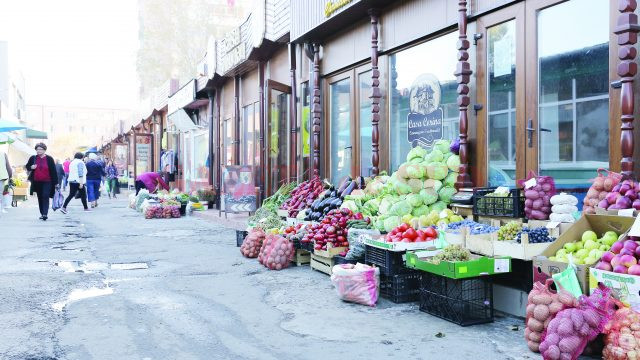 În Piața din Valea Roșie, produsele sunt expuse pe trotuar (Foto: Lucian Anghel)