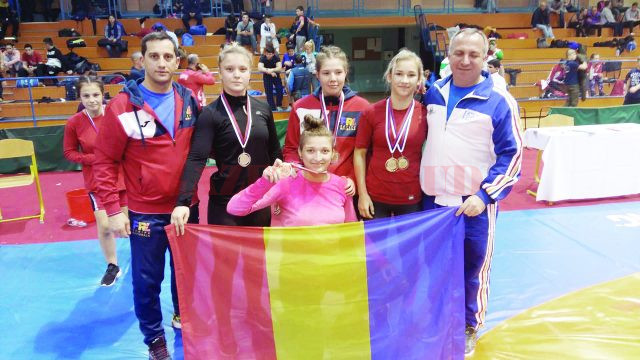 Luptătoarele din Bănie s-au întors cu cinci medalii de la Campionatul Balcanic