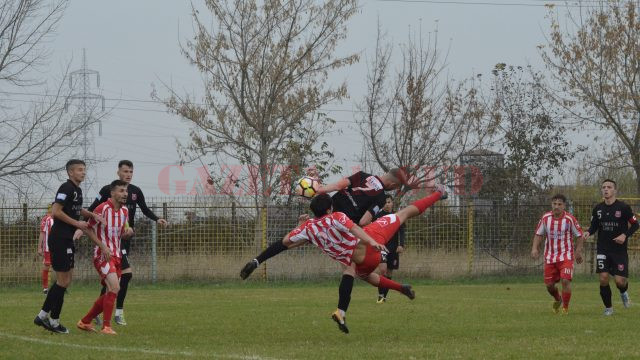 Cătălin Dinu (în roșu) a marcat primul gol dintr-o „foarfecă” (Foto: Alex Vîrtosu)