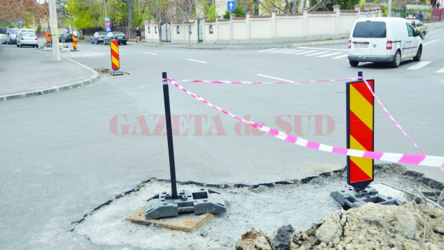 În intersecţia străzii General Dragalina cu Arieş, un segment este blocat cu moloz şi balize (FOTO: Claudiu Tudor)