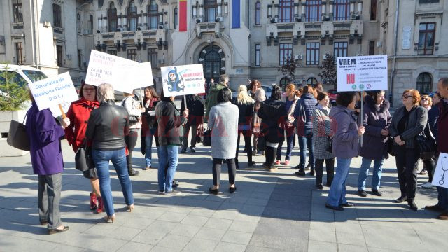 Medicii de familie doljeni și pacienții au protestat ieri în centrul Craiovei (FOTO: Claudiu Tudor)