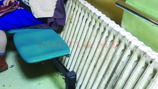 Un calorifer vechi şi murdar, care nu funcţionează, stă aruncat printre scaunele pacienţilor şi aparţinătorilor