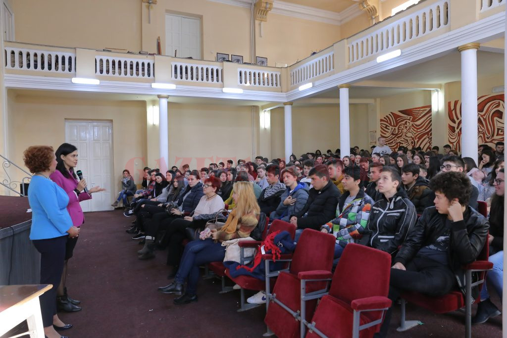 Dr. Iuliana Petrișor le-a vorbit elevilor de la Colegiul Național „Ștefan Velovan“ din Craiova despre cum pot preveni diabetul și obezitatea
