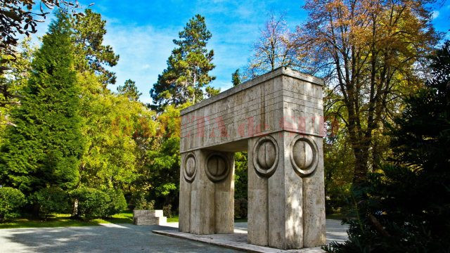 Poarta Sărutului din Parcul Central din Târgu Jiu