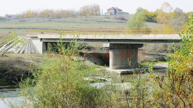 Șase sate ce aparțin de comuna Goiești sunt amplasate peste Amaradia. Primăria a construit trei poduri peste râu. (Foto: Lucian Anghel)
