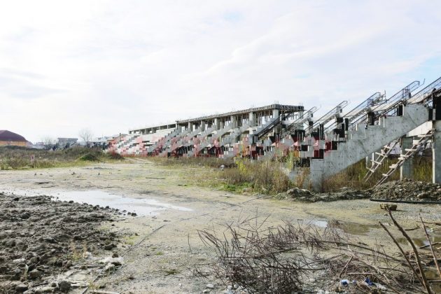 Scheletul stadionului de atletism, în paragină (Foto din 2017)