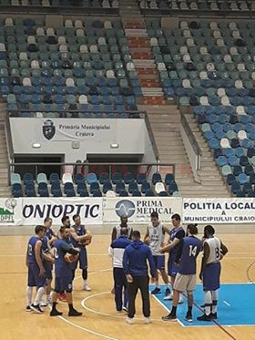 LaMarcurs Reed (în centru, cu fața) s-a antrenat aseară alături de echipa craioveană (foto: Daniela Mitroi-Ochea)