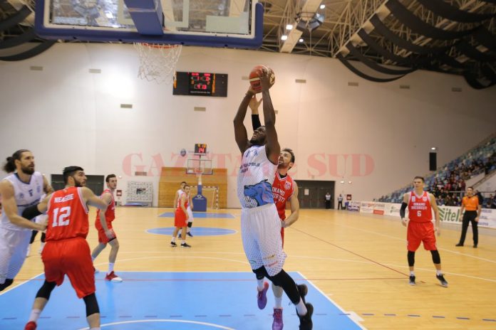 Jamar Samuels (la minge) a fost principalul marcator al echipei craiovene în meciul dela Timişoara (foto: arhivă GdS) Jamar Samuels (la minge) a fost principalul marcator al echipei craiovene în meciul dela Timişoara (foto: arhivă GdS)