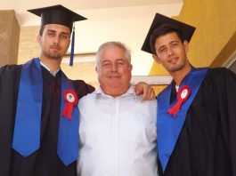 Regretatul profesor Cristian Corneanu (centru) alături de cei doi băieţi ai săi, Cristi (stânga) şi Iulian, de care era tare mândru