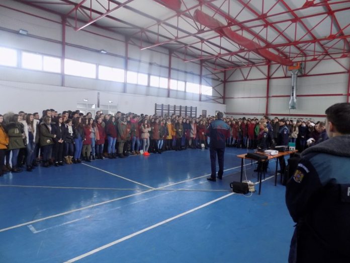 Poliţiştii au ajuns în şcoli