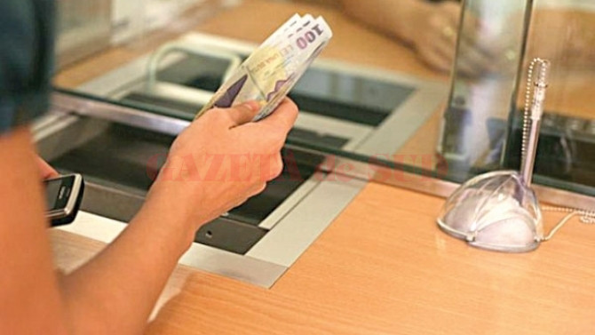 Riscul creșterii dobânzilor la lei este pasat de instituțiile de credit direct clienților care se împrumută