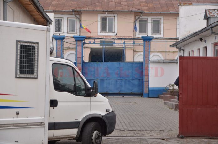 Deținuta este acuzată că a lovit cu pumnii un inspector din cadrul Penitenciarului Craiova